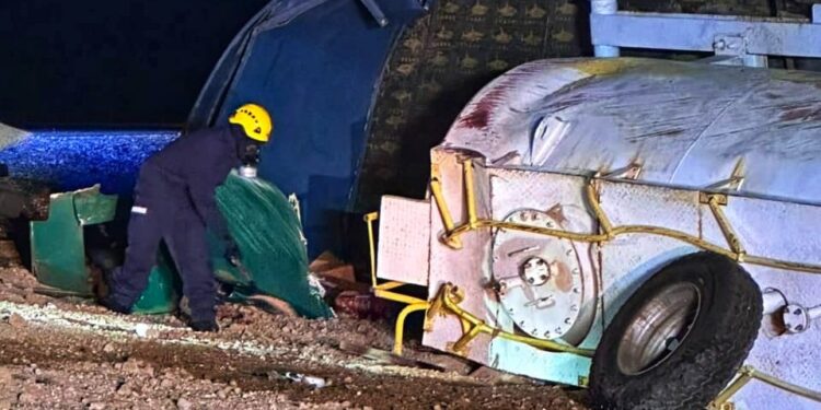 وفاة مواطنين اثنين نتيجة حادث تدهور قاطرة ومقطورة بأدم