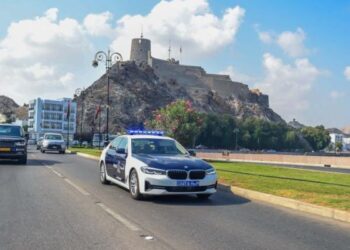 منع وقوف المركبات على جانبّي شارع السلطان قابوس.. في هذا التوقيت