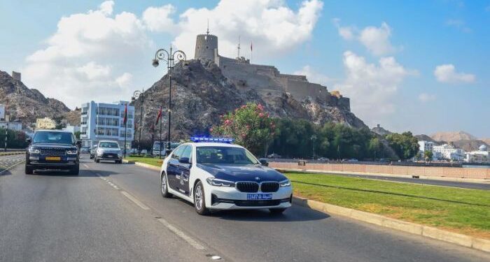 منع وقوف المركبات على جانبّي شارع السلطان قابوس.. في هذا التوقيت