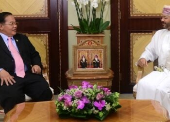 وزير الخارجية يستقبل مسؤولًا بمملكة كمبوديا