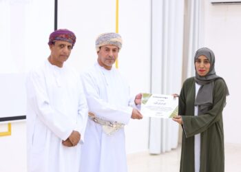 الكاتبة / نرجس البلوشية.. جمعت بين الكتابة والإلقاء وحققت التألق والإبداع