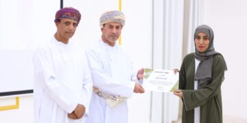 الكاتبة / نرجس البلوشية.. جمعت بين الكتابة والإلقاء وحققت التألق والإبداع