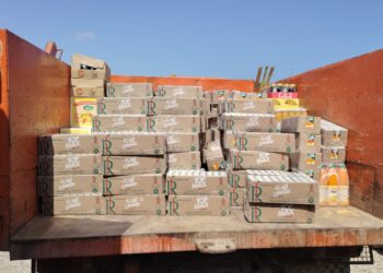 بلدية شمال الباطنة تضبط مخزنًا غير مرخص وتتلف أكثر من 12 ألف عبوة مشروبات فاسدة في الخابورة