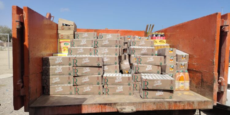 بلدية شمال الباطنة تضبط مخزنًا غير مرخص وتتلف أكثر من 12 ألف عبوة مشروبات فاسدة في الخابورة 1 بلدية شمال الباطنة تضبط مخزنًا غير مرخص وتتلف أكثر من 12 ألف عبوة مشروبات فاسدة في الخابورة