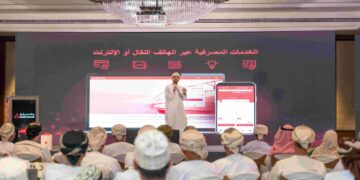 زبائن بنك مسقط في الباطنة يتعرفون على الخدمات المصرفية عبر الانترنت والهاتف النقّال