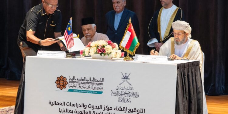 سلطنةُ عُمان توقّع مذكرة تعاون لإنشاء مركز البحوث والدراسات العمانية بماليزيا 1 سلطنةُ عُمان توقّع مذكرة تعاون لإنشاء مركز البحوث والدراسات العمانية بماليزيا