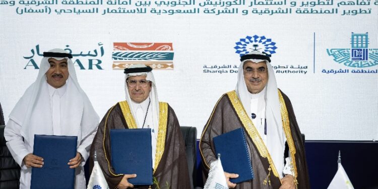 أمانة الشرقية توقع عقود واتفاقيات استثمارية وتنموية بتكلفة 800 مليون ريال