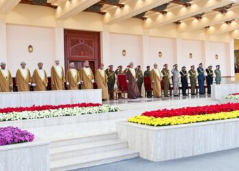 جلالةُ السُّلطان المعظّم يشملُ برعايته العرض العسكريّ بمعسكر الصّمود