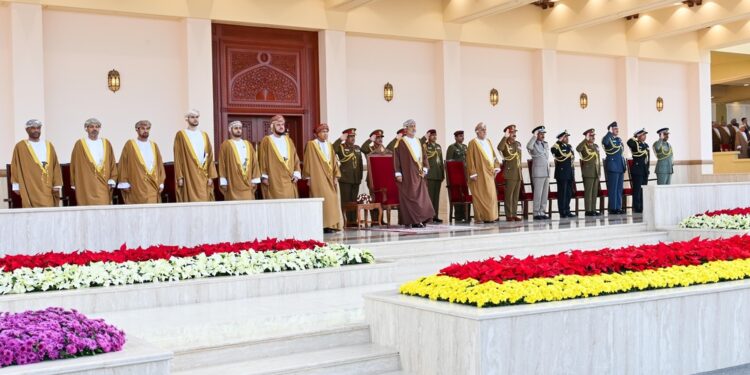 جلالةُ السُّلطان المعظّم يشملُ برعايته العرض العسكريّ بمعسكر الصّمود