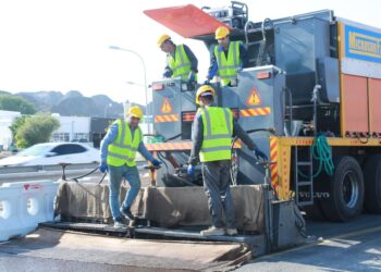 لأول مرة في سلطنة عُمان.. تجربة تقنية (المايكروسيرفسنج) على الطرق بنزوى