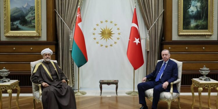 جلالةُ السُّلطان و الرئيس التركي يعقدان جلسة مباحثات في المجمع الرئاسي بأنقرة