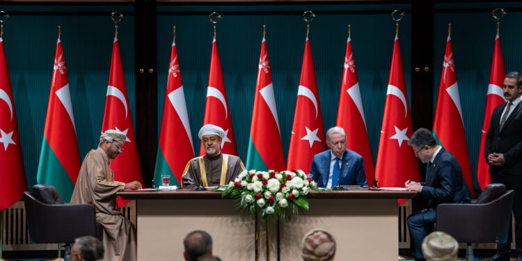 جلالةُ السُّلطان المعظّم والرئيسُ التركي يشهدان التوقيع على 10 اتفاقيّات ومذكّرات تفاهم 1 جلالةُ السُّلطان المعظّم والرئيسُ التركي يشهدان التوقيع على 10 اتفاقيّات ومذكّرات تفاهم