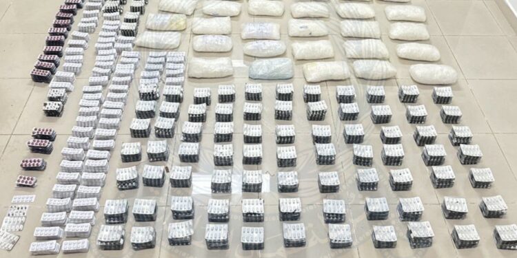 القبض على 3 آسيويين حاولوا تهريب كميات من مخدري الكريستال والماريجوانا