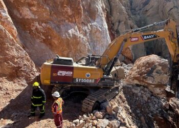 وفاة شخص نتيجة انهيار جبلي في دبا