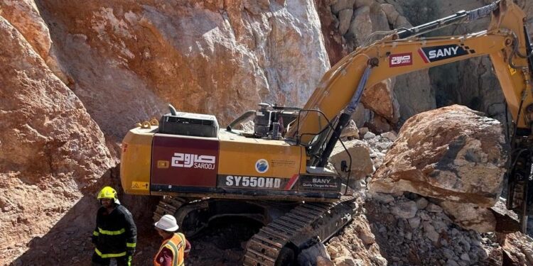 وفاة شخص نتيجة انهيار جبلي في دبا