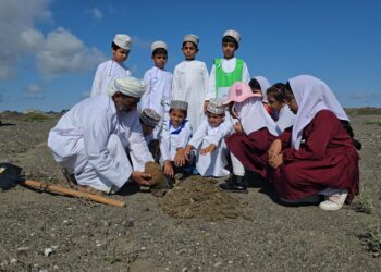 إدارة البيئة بجنوب الشرقية تستزرع أكثر من ألفي شجرة برية استعدادًا ليوم الشجرة العماني
