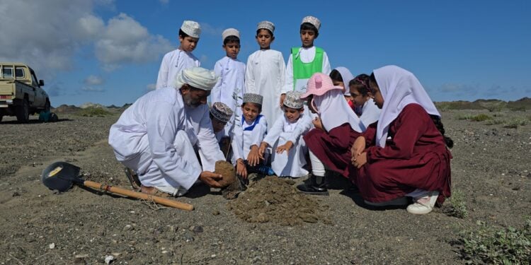 إدارة البيئة بجنوب الشرقية تستزرع أكثر من ألفي شجرة برية استعدادًا ليوم الشجرة العماني 1 إدارة البيئة بجنوب الشرقية تستزرع أكثر من ألفي شجرة برية استعدادًا ليوم الشجرة العماني