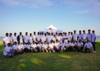 شركة إنماء تنظم حملة تطوعية لتنظيف شاطئ القرم بالتعاون مع بلدية مسقط