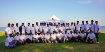 شركة إنماء تنظم حملة تطوعية لتنظيف شاطئ القرم بالتعاون مع بلدية مسقط