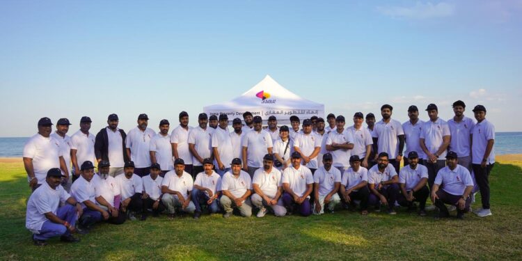 شركة إنماء تنظم حملة تطوعية لتنظيف شاطئ القرم بالتعاون مع بلدية مسقط