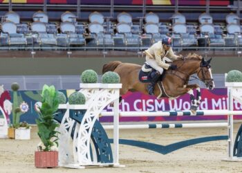 سلطنةُ عُمان تحقق الميدالية الذهبية في بطولة العالم العسكرية للفروسية لقفز الحواجز بقطر