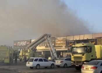 نشوب حريق في محل لبيع الخردة بالمعبيلة الصناعية