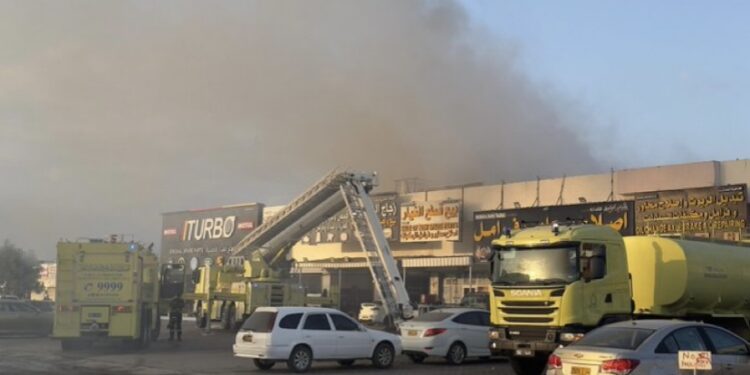 نشوب حريق في محل لبيع الخردة بالمعبيلة الصناعية