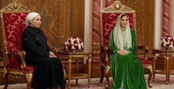 السيدة الجليلة والسيدة انتصار السيسي تزوران المتحف الوطني