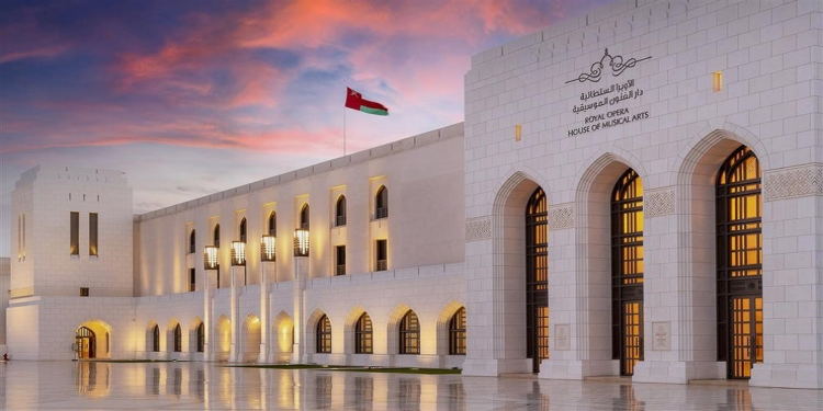 السّيدة الجليلة و السّيدة انتصار السيسي تزوران دار الأوبرا السُّلطانية ⁧‫مسقط‬⁩