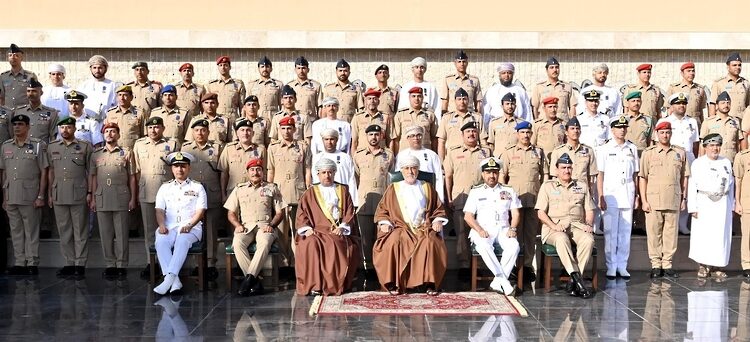 جلالة القائد الأعلى يُنعم بميداليتي الخدمة الممتازة والثناء السُّلطاني على عدد من منتسبي أسلحة قوات السُّلطان المسلحة 1 جلالة القائد الأعلى يُنعم بميداليتي الخدمة الممتازة والثناء السُّلطاني على عدد من منتسبي أسلحة قوات السُّلطان المسلحة