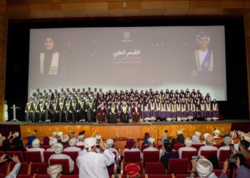 خريجو الطب والتمريض يؤدون القسم الطبي والتمريضي بجامعة السلطان قابوس