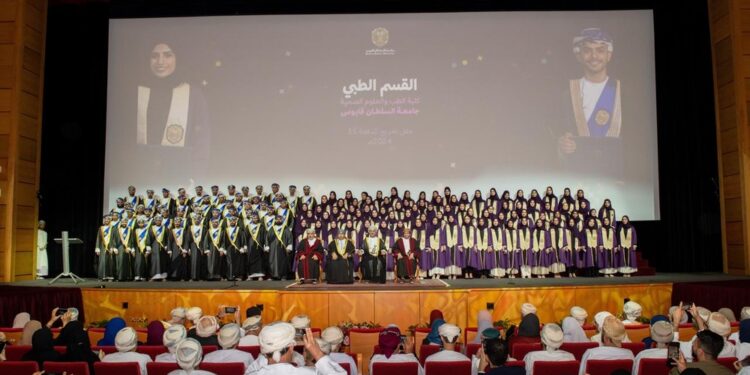 خريجو الطب والتمريض يؤدون القسم الطبي والتمريضي بجامعة السلطان قابوس