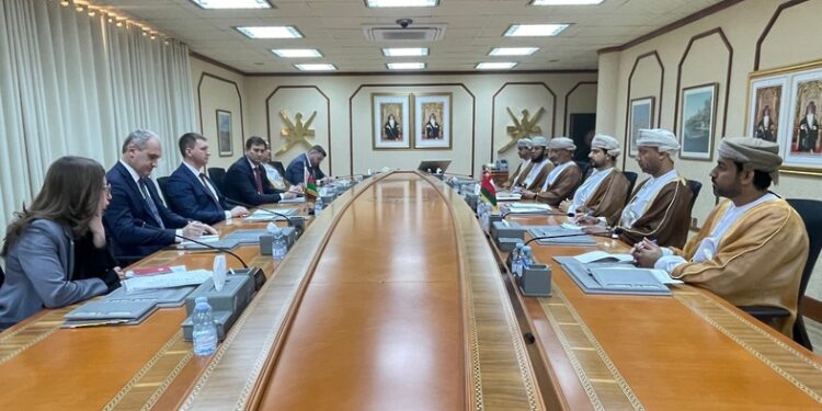 سلطنة عُمان وجمهورية بيلاروس تبحثان تعزيز التعاون الاقتصادي