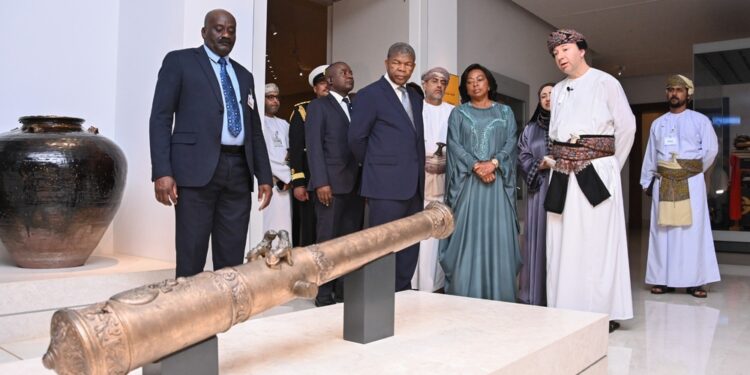 رئيس جمهورية أنجولا وحرمه يزُوران المتحف الوطني