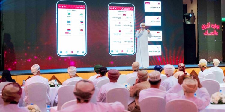 في نزوى .. بنك مسقط يواصل تنظيم حملة التعريف بالخدمات المصرفية عبر الانترنت والهاتف النقّال