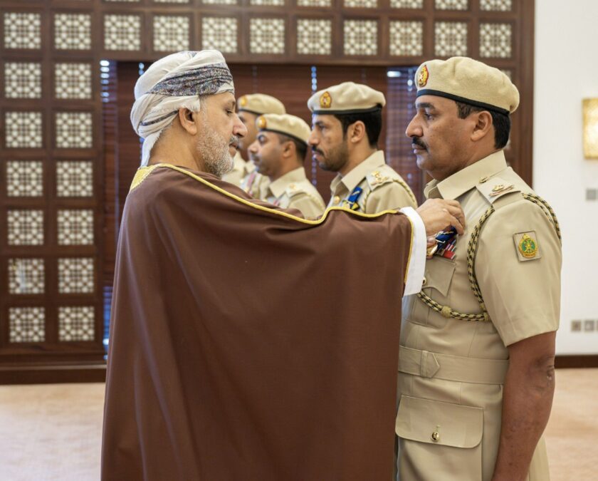 جلالة السلطان ينعم بميداليتي الخدمة الممتازة والثّناء السلطاني على عدد من الضباط 2 IMG 0229