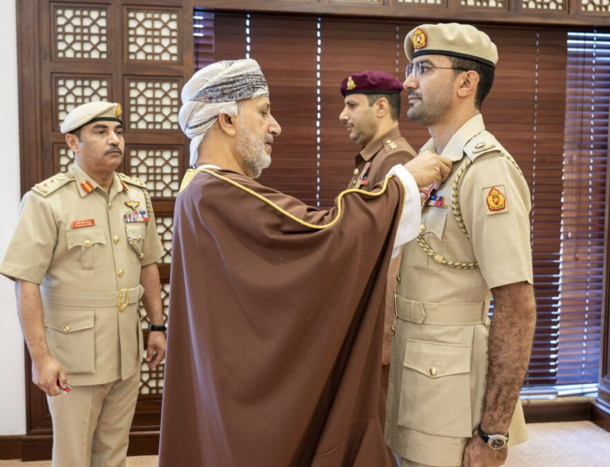 جلالة السلطان ينعم بميداليتي الخدمة الممتازة والثّناء السلطاني على عدد من الضباط 4 IMG 0231