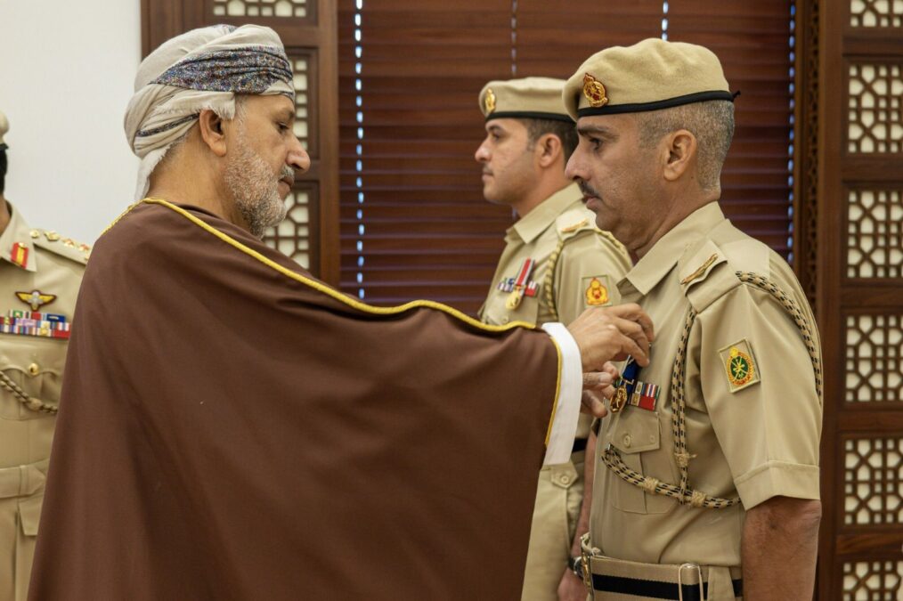 جلالة السلطان ينعم بميداليتي الخدمة الممتازة والثّناء السلطاني على عدد من الضباط 5 IMG 0232