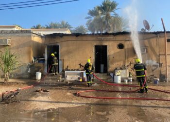 أصابة 4 آسيويين في حريق سكن لعمال من مواد غير ثابتة في السيب