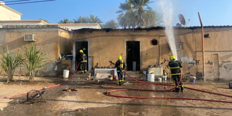 أصابة 4 آسيويين في حريق سكن لعمال من مواد غير ثابتة في السيب