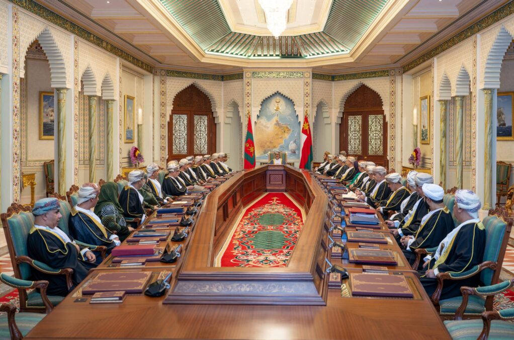 جلالة السلطان يترأس اجتماع مجلس الوزراء بقصر البركة العامر 2 IMG 9937