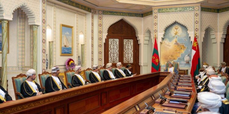 جلالة السلطان يوجه بإستمرارية التركيز على العوامل الإيجابية المحفزة للنمو الاقتصادي 1 جلالة السلطان يوجه بإستمرارية التركيز على العوامل الإيجابية المحفزة للنمو الاقتصادي