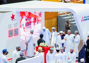 طلاب الجامعات والكليات يتعرفون على الفرص الوظيفية والتدريبية في بنك مسقط