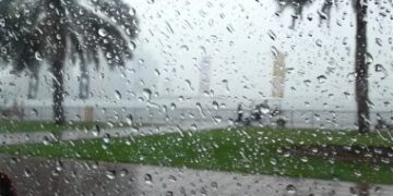 تأثر أجواء سلطنة عُمان بأخدود من منخفض جوي