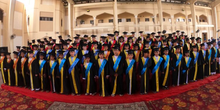 تكريم مجيدي مدرسة ثابت بن كعب للتعليم الأساسي بولاية السويق “90 من الأوائل و 57 من المعززين”