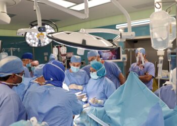 سلطنة عُمان تنجح في إجراء أول عملية فصل لتوأم سيامي