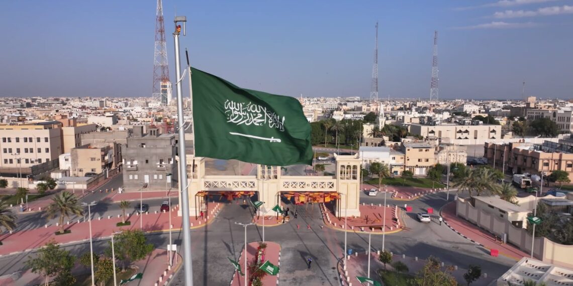بلدية القطيف تدشن سارية “ميدان القلعة” بارتفاع 30 متراً تزامنا مع يوم العلم السعودي