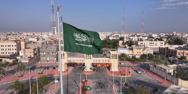 بلدية القطيف تدشن سارية “ميدان القلعة” بارتفاع 30 متراً تزامنا مع يوم العلم السعودي 1 بلدية القطيف تدشن سارية “ميدان القلعة” بارتفاع 30 متراً تزامنا مع يوم العلم السعودي