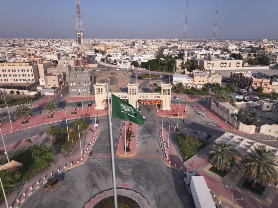 بلدية القطيف تدشن سارية “ميدان القلعة” بارتفاع 30 متراً تزامنا مع يوم العلم السعودي 3 d50939da ce88 4d19 8ef6 469fa9ebdbf4