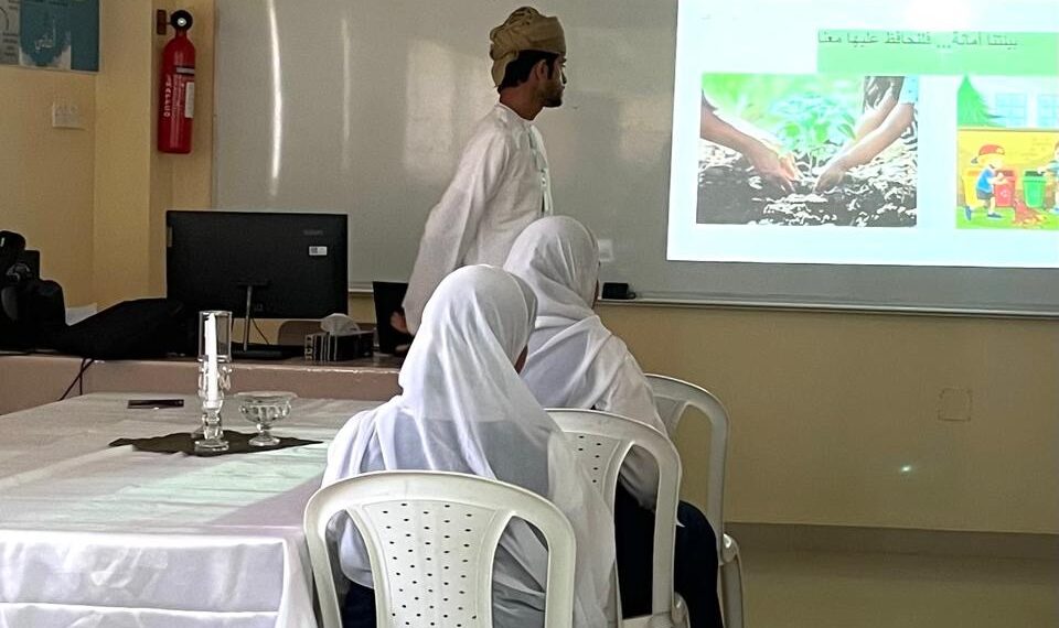هيئة البيئة بشمال الشرقية تنظم محاضرة توعوية بعنوان “بيئتنا أمانة” بولاية بدية